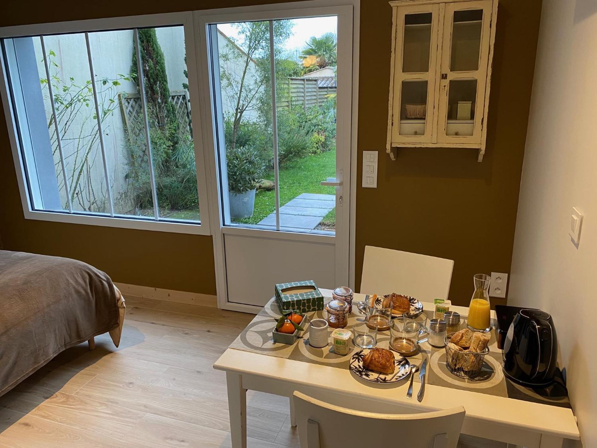 Maison M, Chambre Privee Acces Jardin Piscine Et Jacuzzi Pres De La Rochelle La Rochelle  Szoba fotó